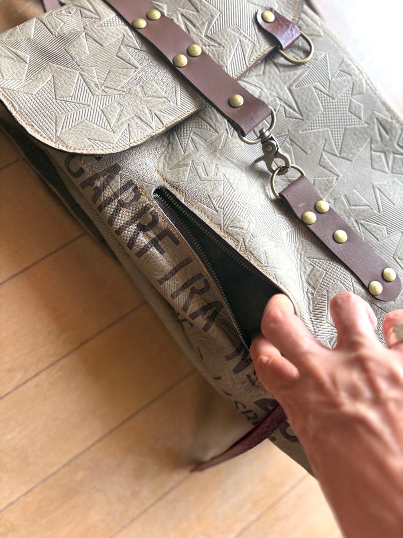 牛革薄カーキ星型押しの大きめリュック