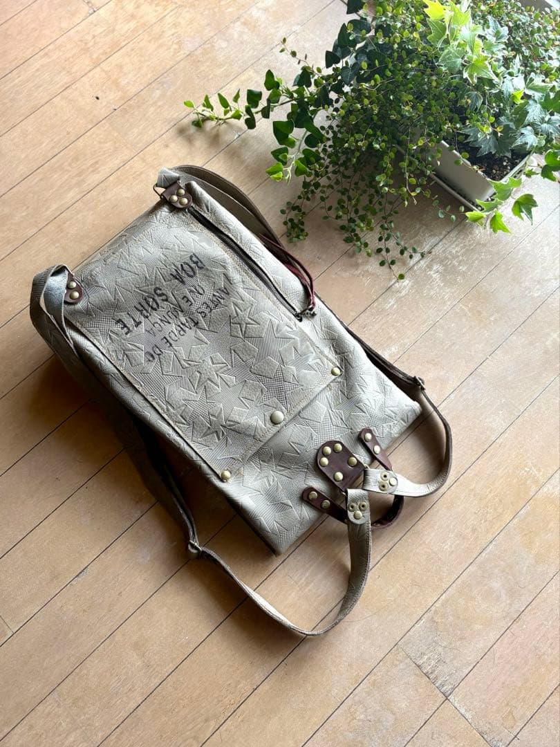 牛革薄カーキ星型押しの大きめリュック