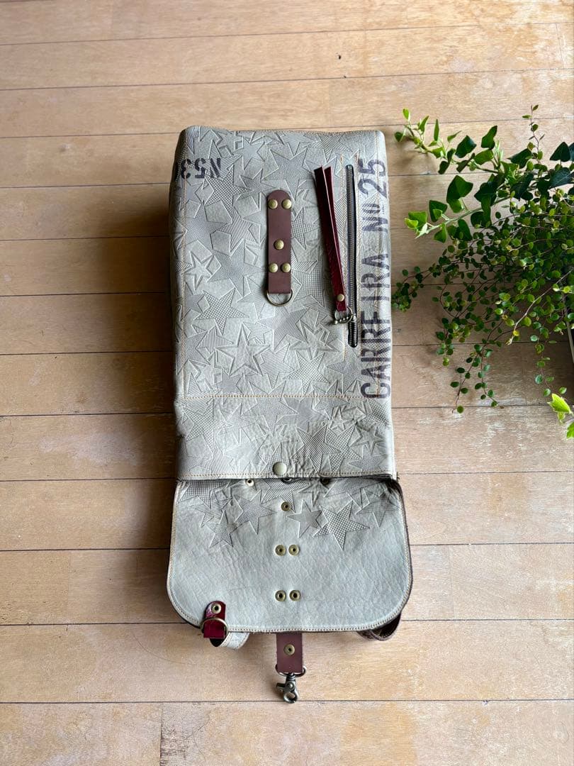 牛革薄カーキ星型押しの大きめリュック