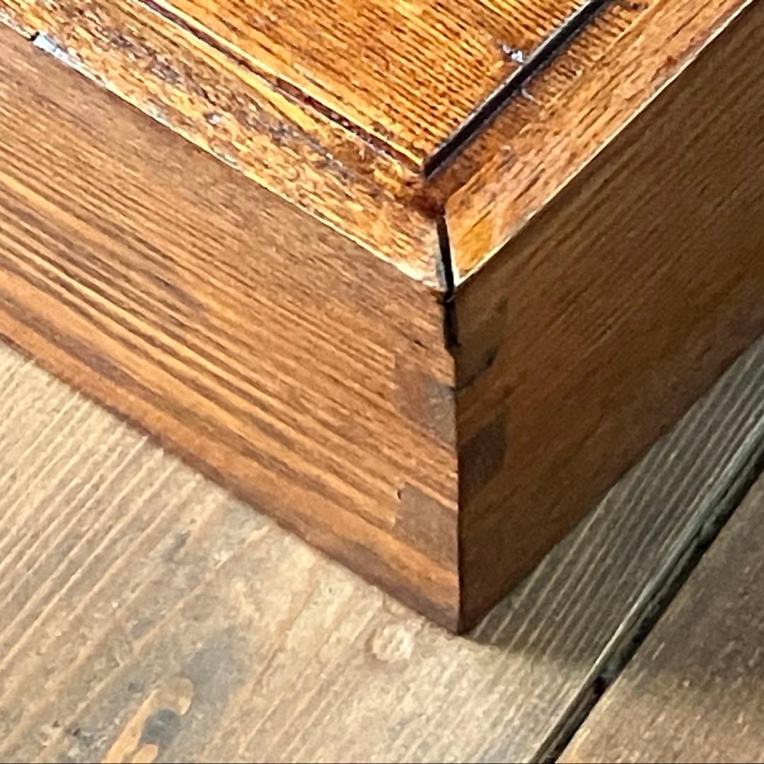 昭和レトロ 木製の丈夫な棚 オシャレなデザイン 広い引き出し付き 良いサイズ感