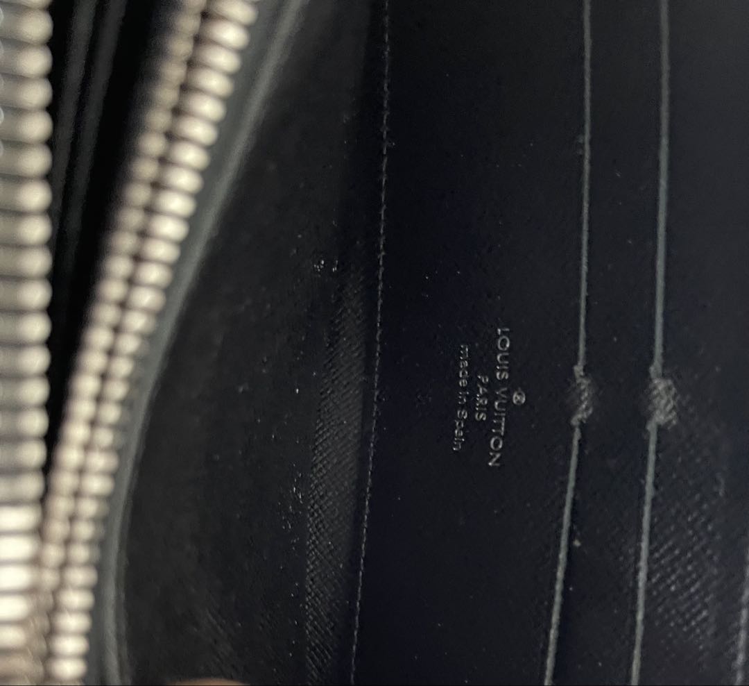 LOUIS VUITTON ルイヴィトン エピ エナメル ジッピーウォレット 黒