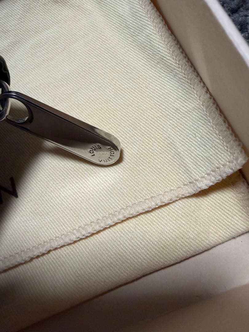 LOUIS VUITTON ルイヴィトン エピ エナメル ジッピーウォレット 黒