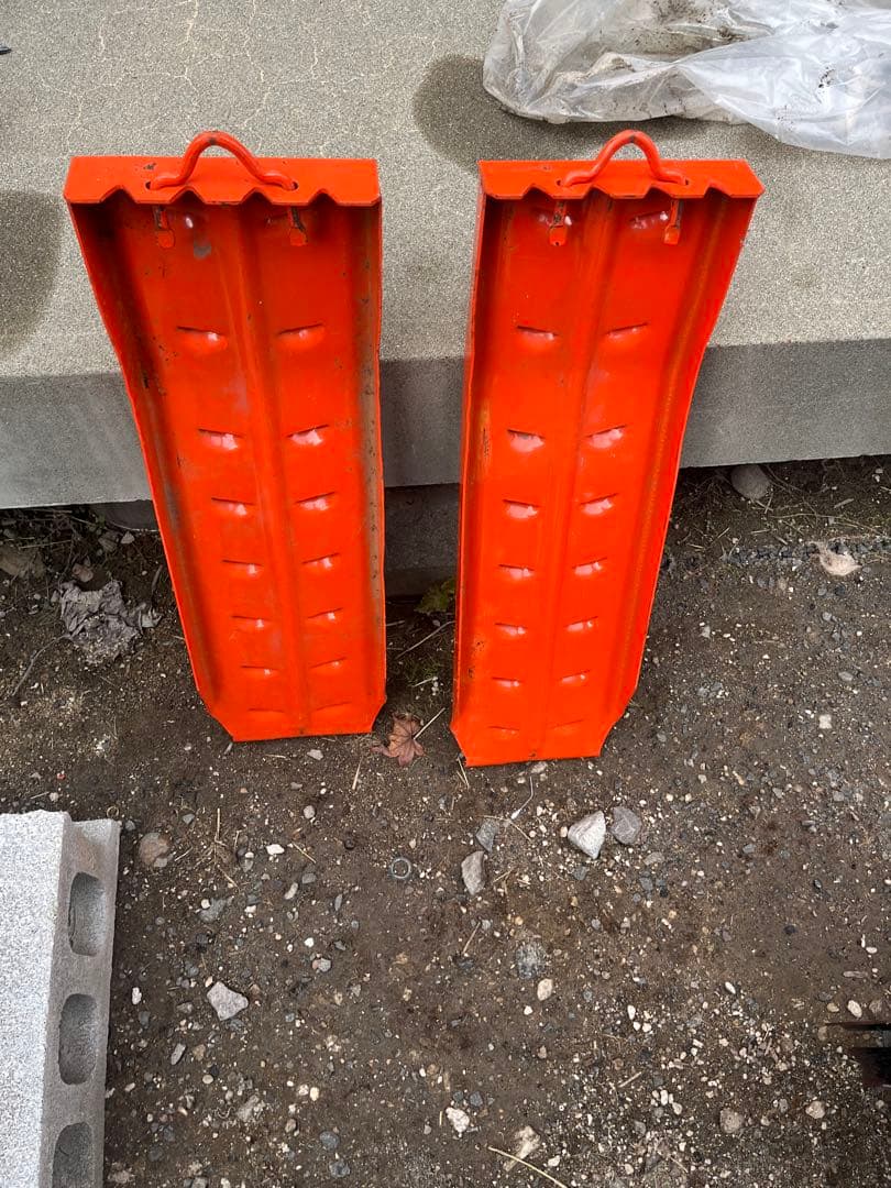 鉄製スノーヘルパーオレンジ