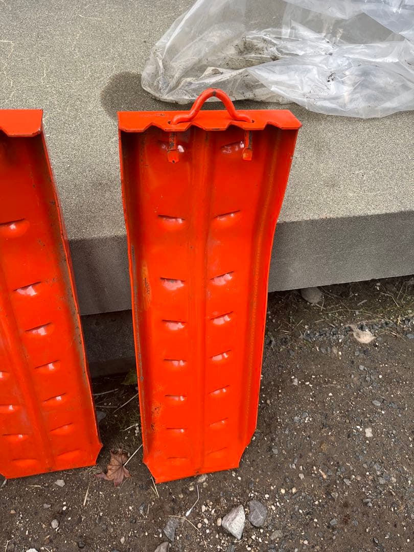 鉄製スノーヘルパーオレンジ