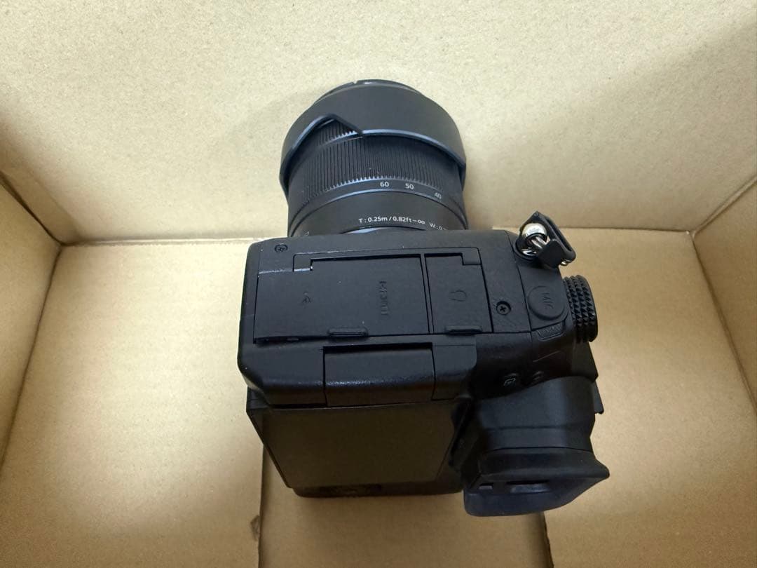 LUMIX GH5 レンズキット　カメラ保護ケース、予備電池１つ付き