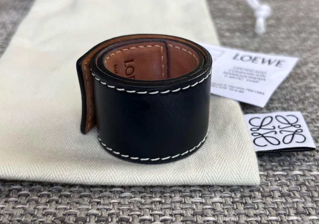 LOEWE 黒 レザー バングル　ロエベ
