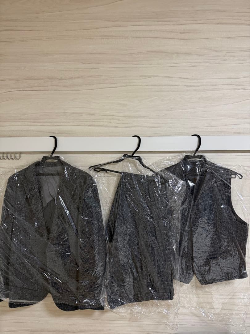 コムサイズム　ダークグレー スリーピーススーツ　テクスチャー