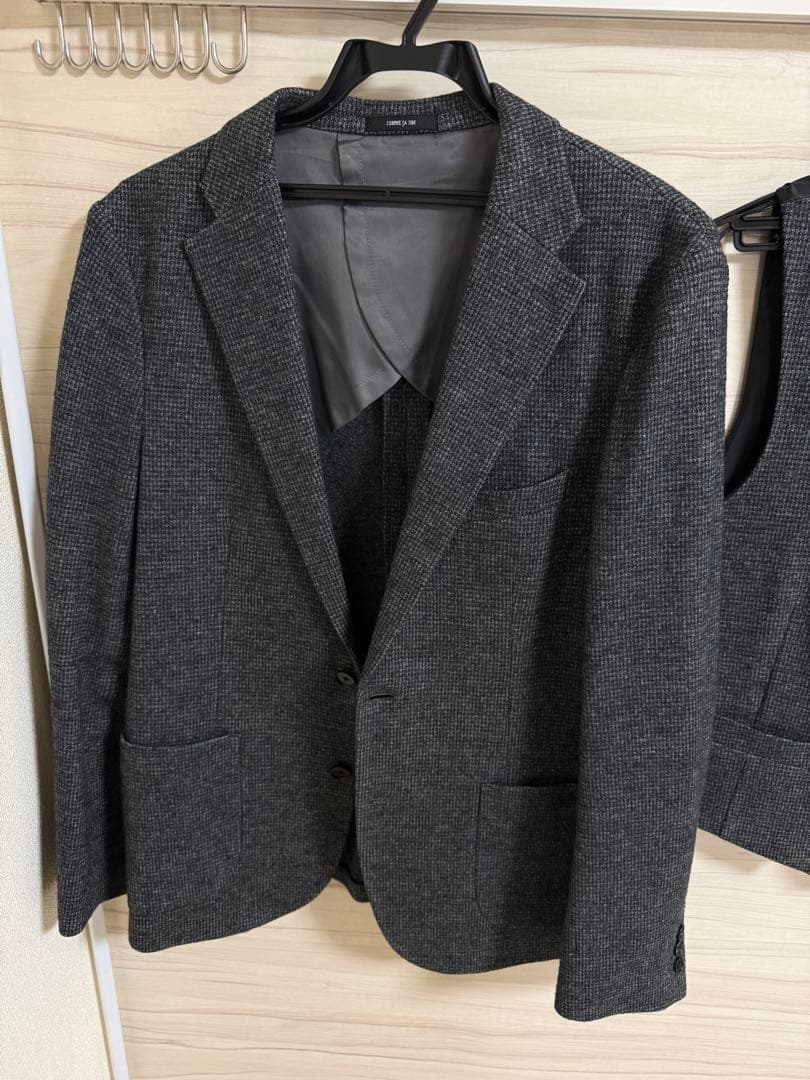 コムサイズム　ダークグレー スリーピーススーツ　テクスチャー