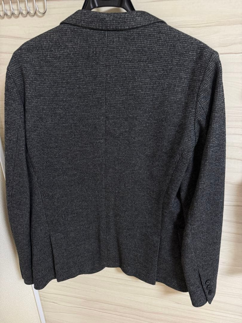 コムサイズム　ダークグレー スリーピーススーツ　テクスチャー