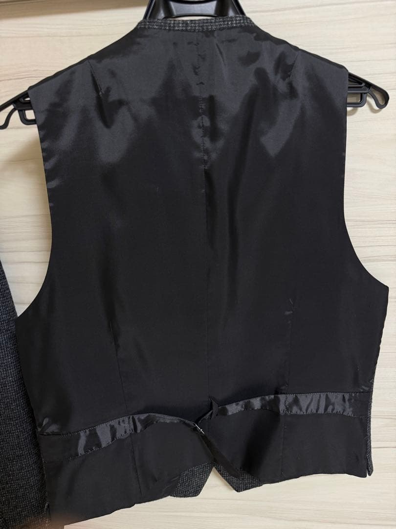 コムサイズム　ダークグレー スリーピーススーツ　テクスチャー