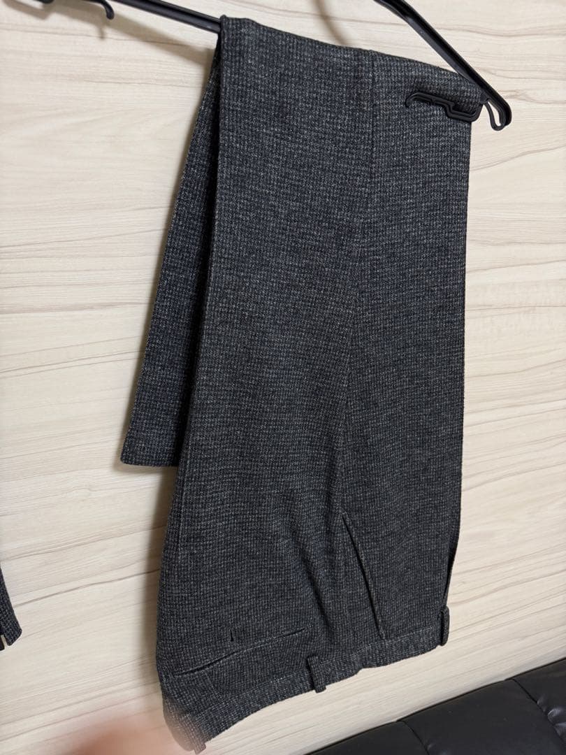 コムサイズム　ダークグレー スリーピーススーツ　テクスチャー