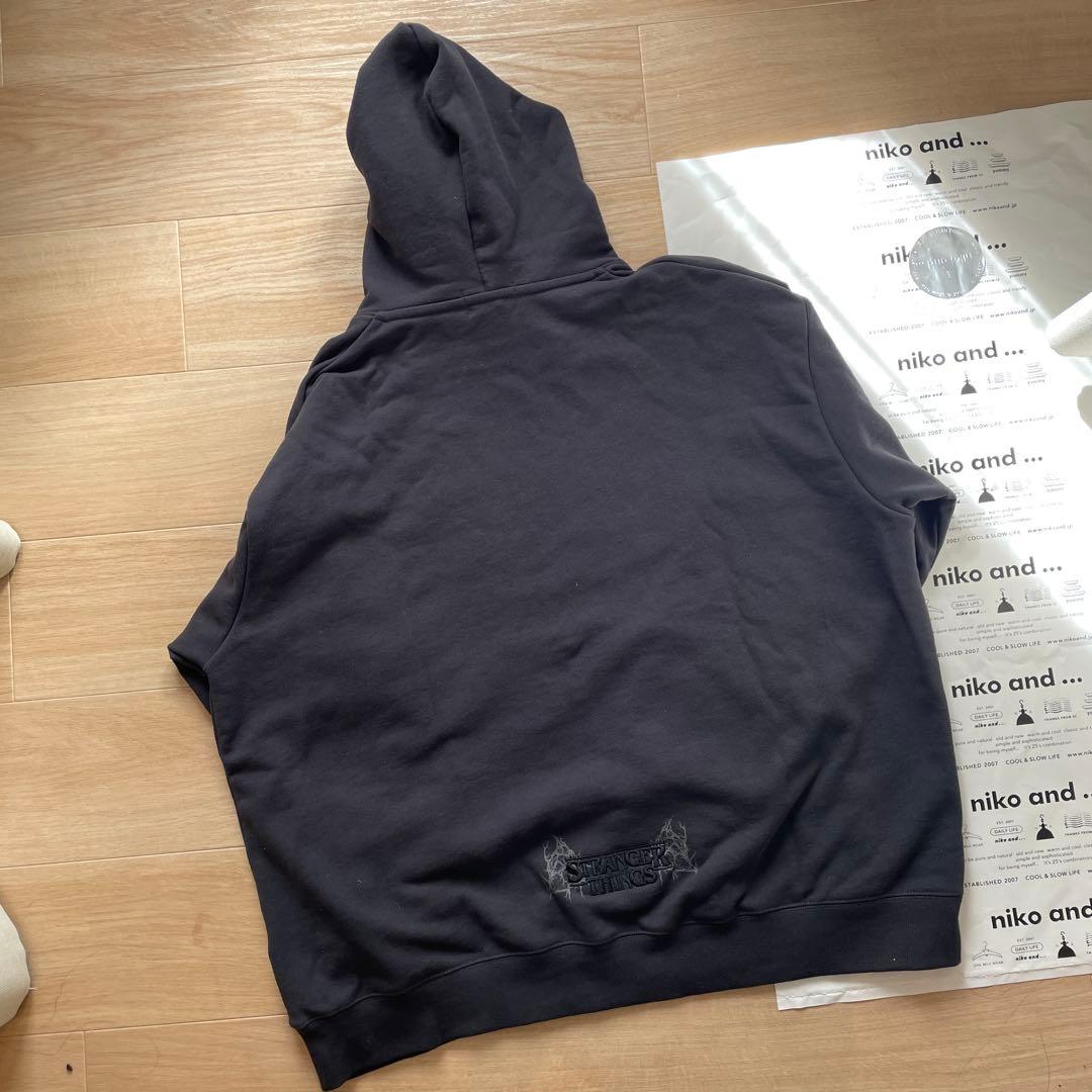 【STRANGER THINGS×ニコアンド】コラボ 缶バッチ付きパーカー