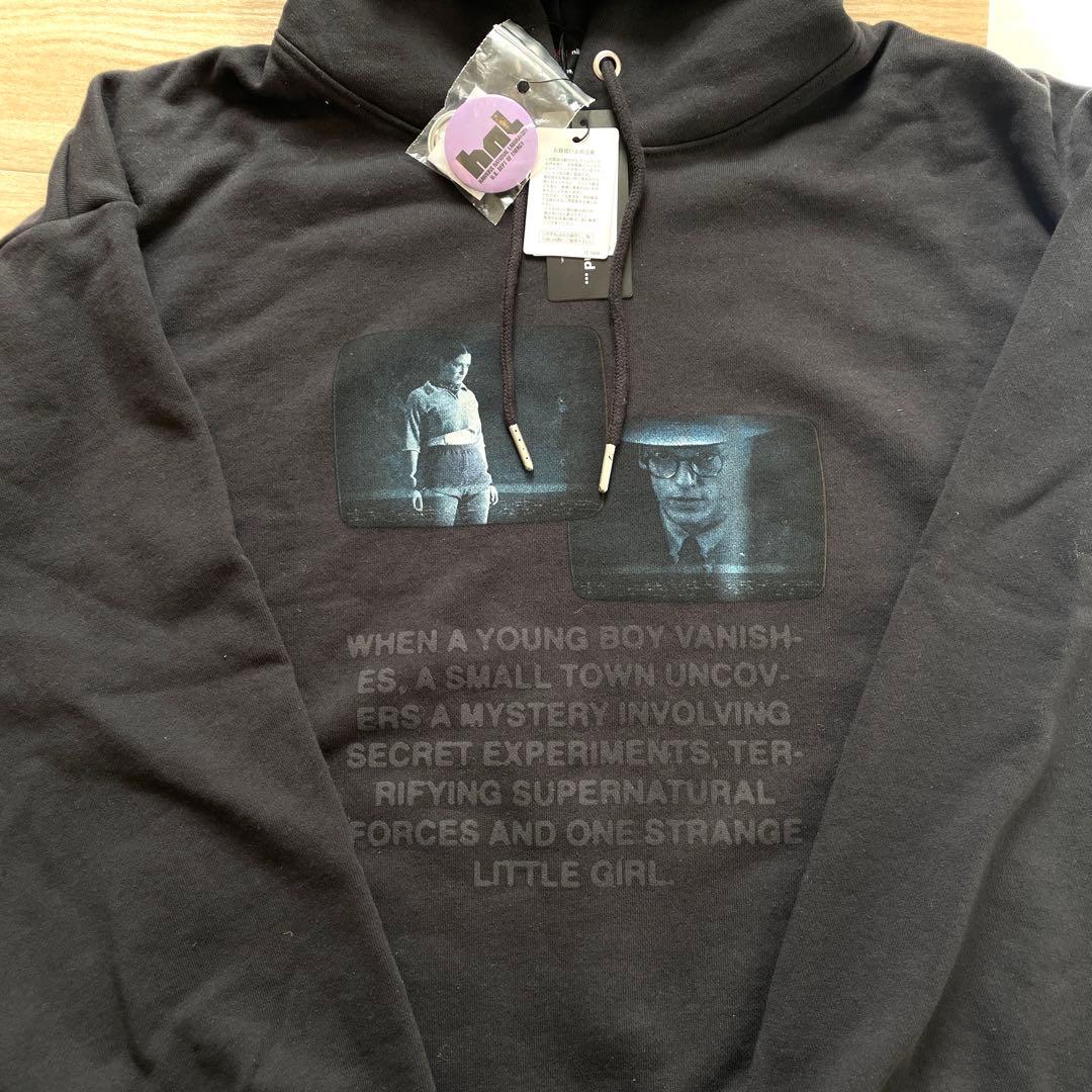 【STRANGER THINGS×ニコアンド】コラボ 缶バッチ付きパーカー