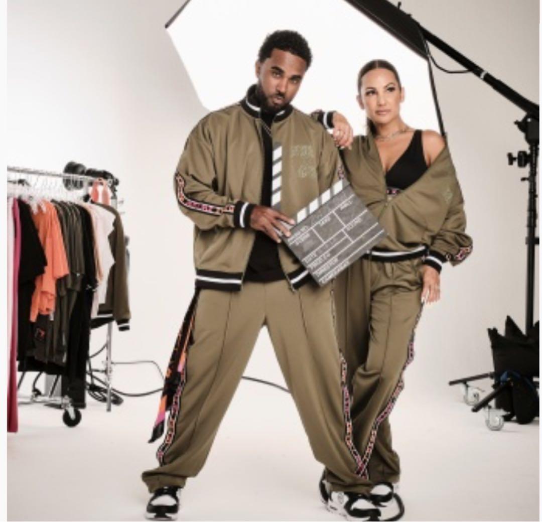 《即購入OK》ZUMBA正規品新作カーキストレートパンツサイドスナップXS美品