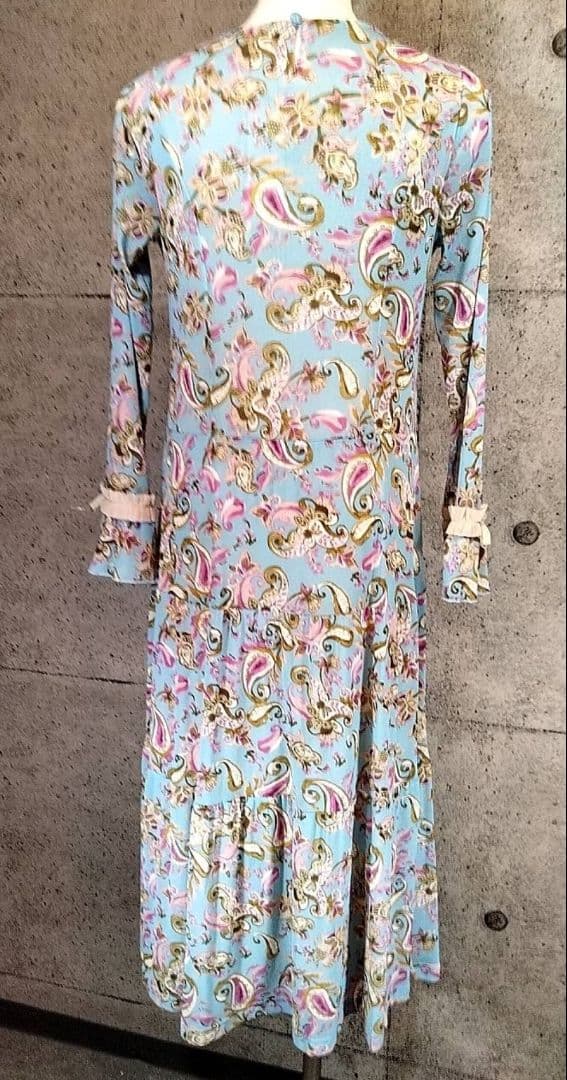 ♠♣新品未使用！スーパービューティー　ペイズリー柄胸元フリルワンピース