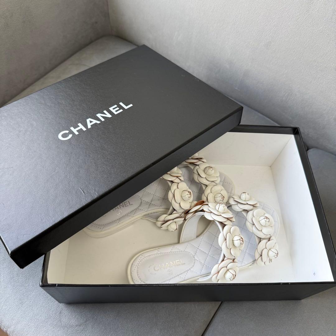 シャネル カメリア サンダル ホワイト キルティング レザー パンプス 21.5