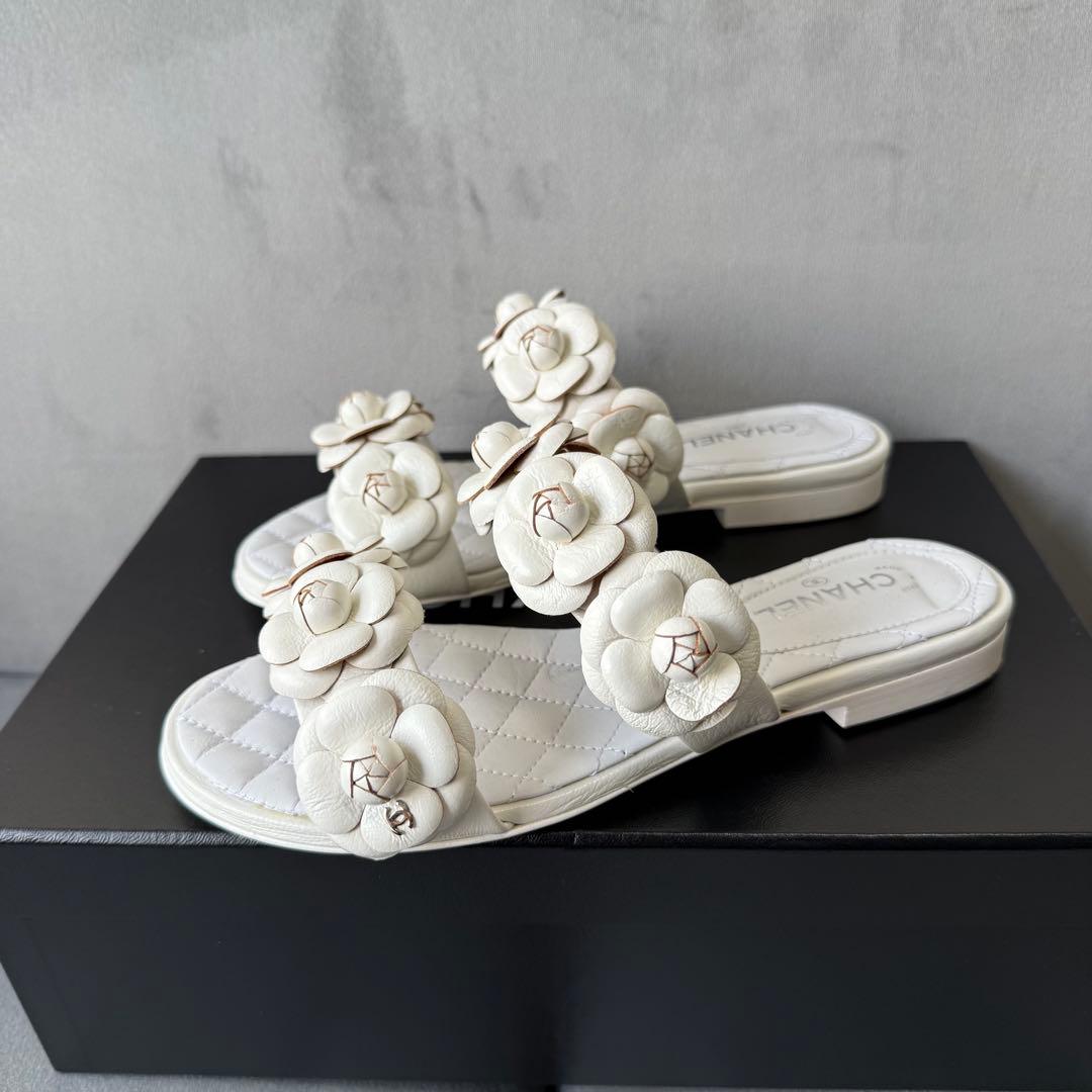 シャネル カメリア サンダル ホワイト キルティング レザー パンプス 21.5