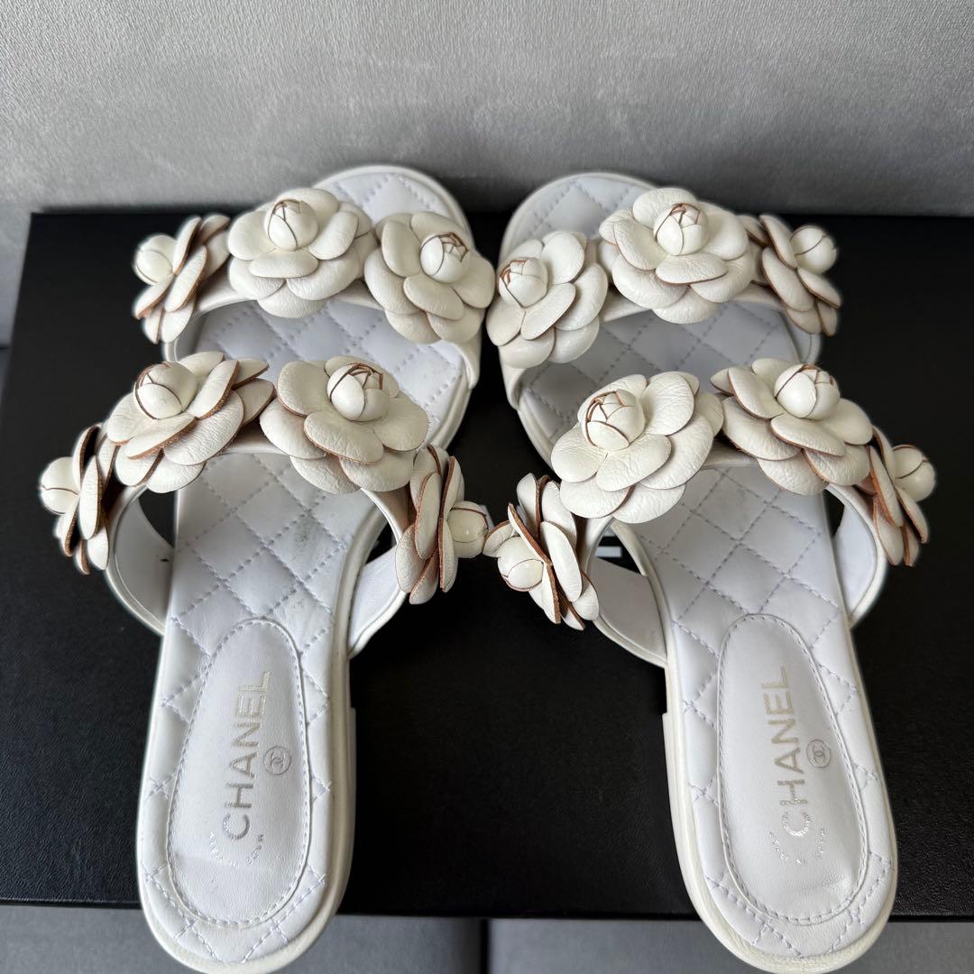 シャネル カメリア サンダル ホワイト キルティング レザー パンプス 21.5