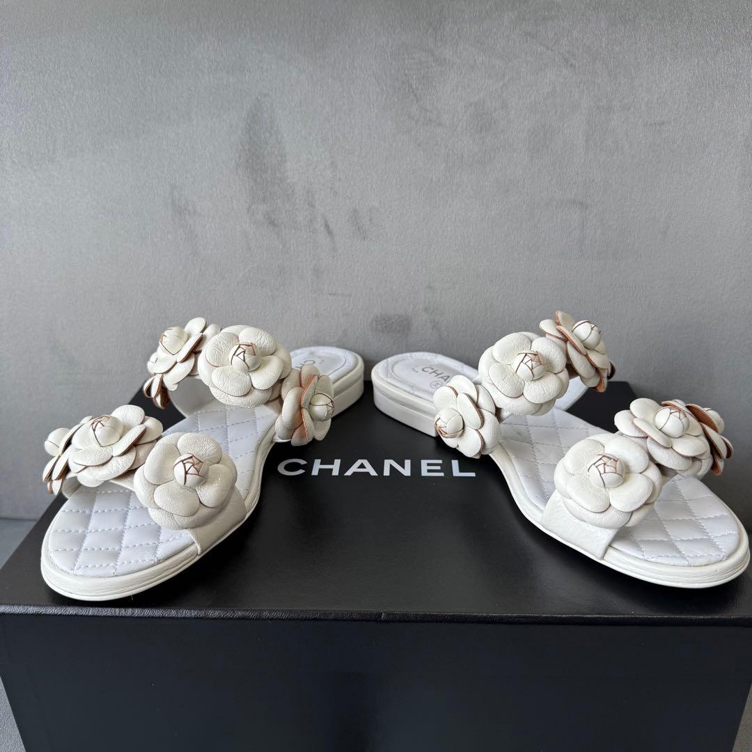 シャネル カメリア サンダル ホワイト キルティング レザー パンプス 21.5