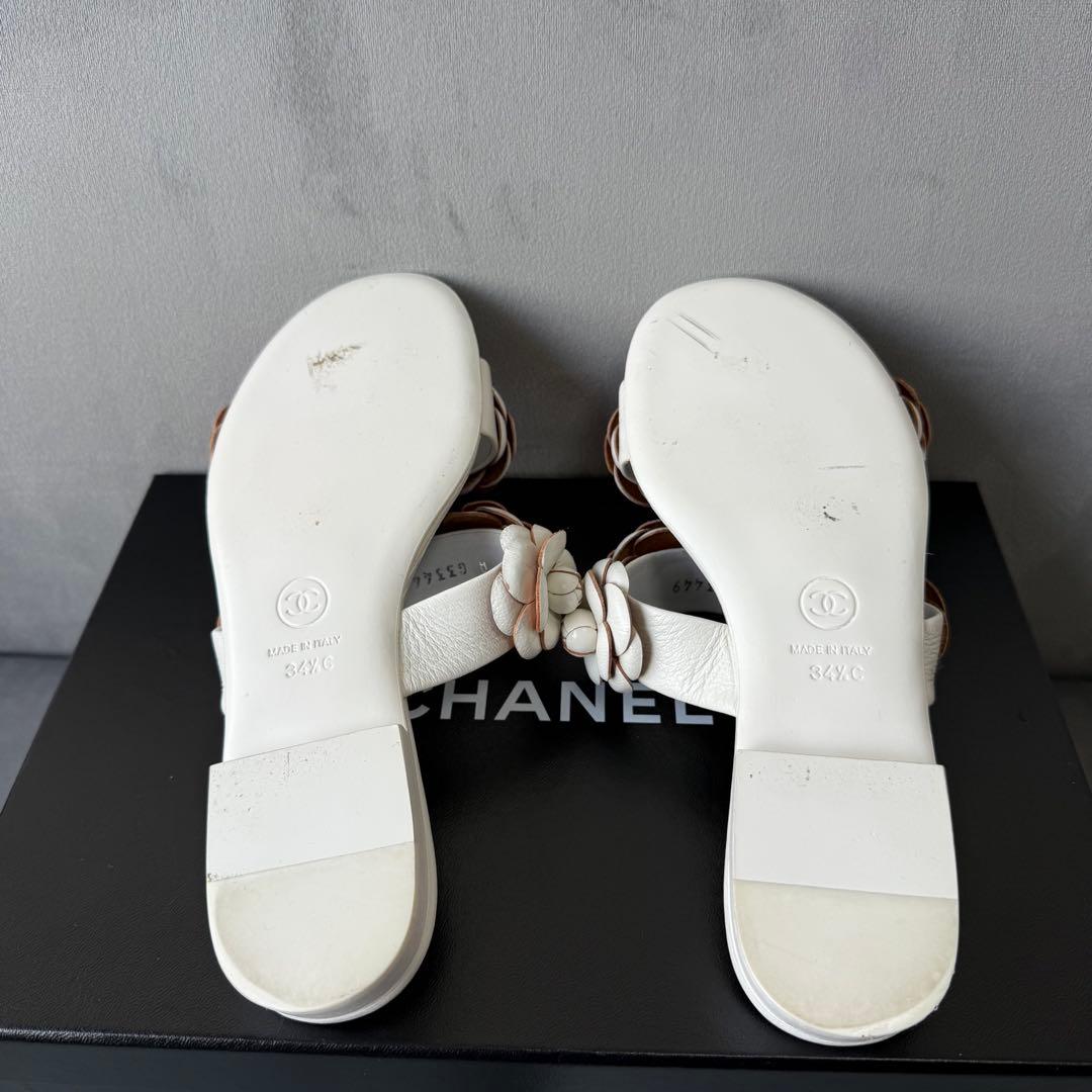 シャネル カメリア サンダル ホワイト キルティング レザー パンプス 21.5