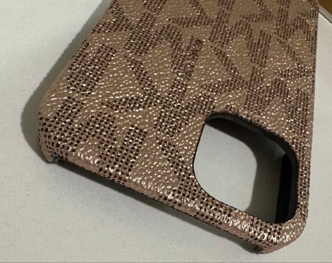 MICHAEL KORSマイケルコース iPhone13 ハードケース ブラウン