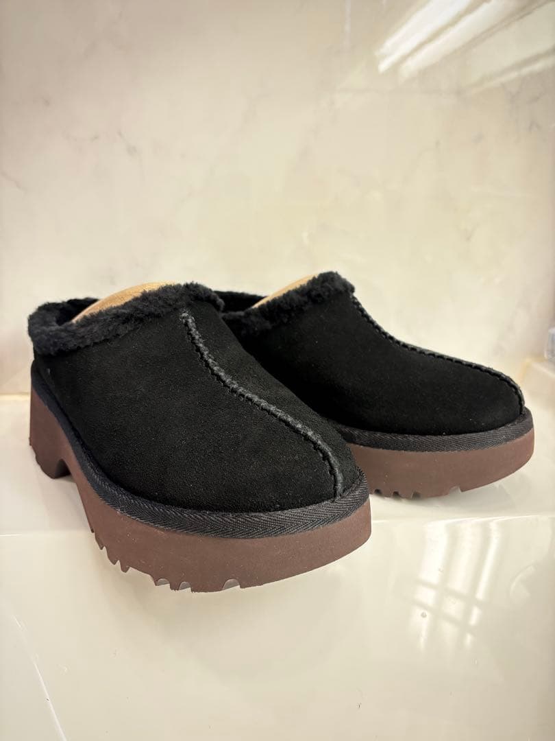 UGG W NEW HEIGHTS COZY CLOG黒スエードムートンサンダル
