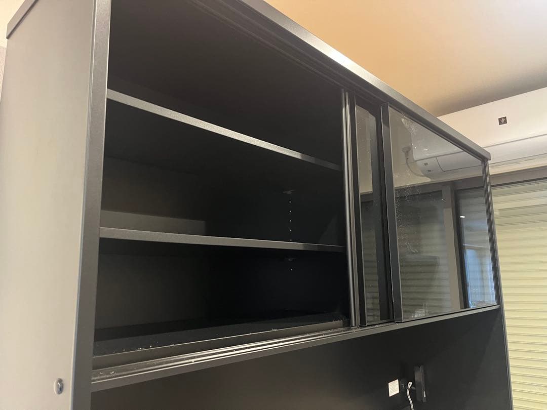 黒の食器棚・キッチンカウンター