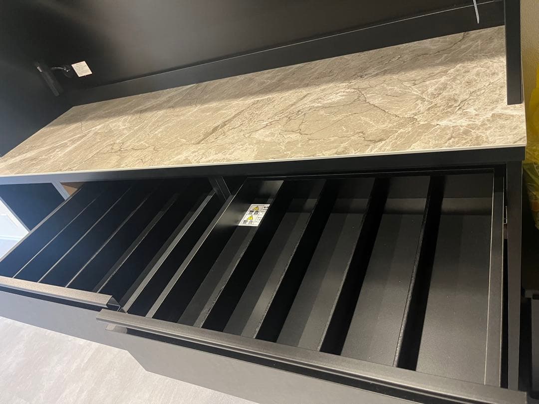 黒の食器棚・キッチンカウンター