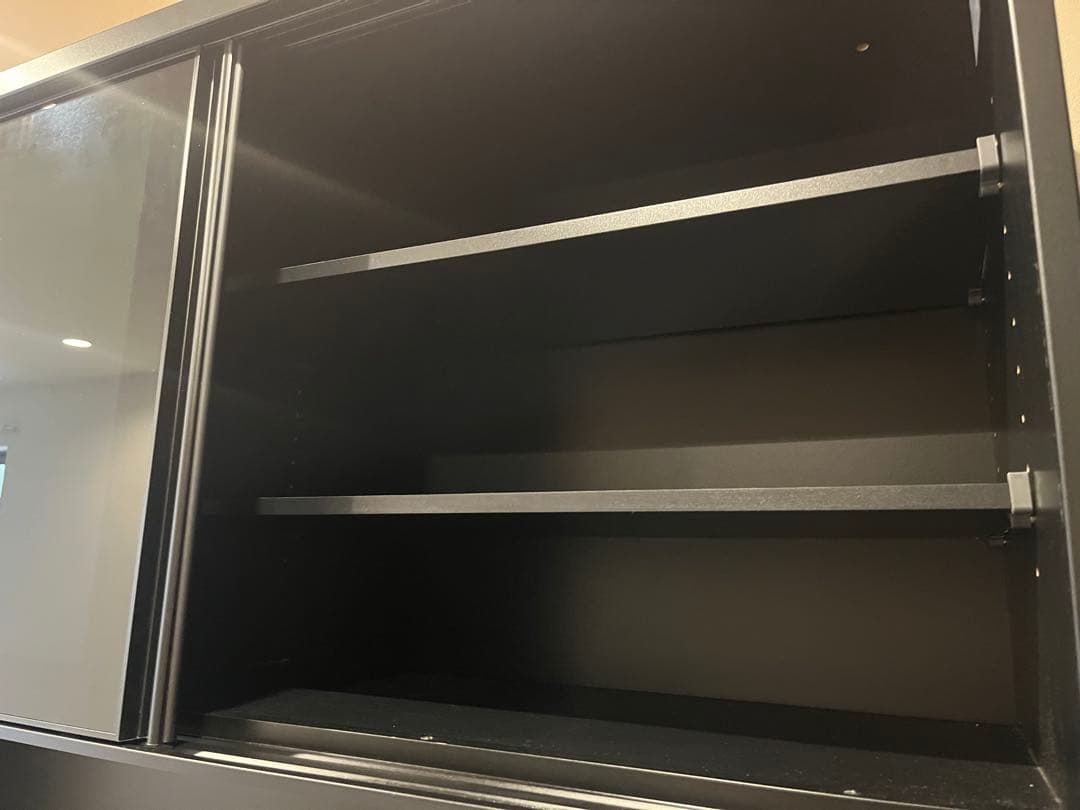 黒の食器棚・キッチンカウンター