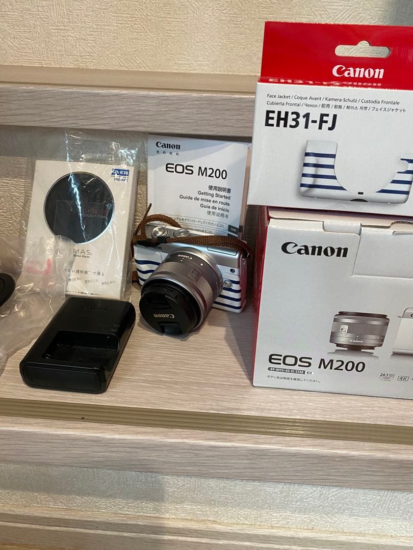 Canon ミラーレス一眼　EOS M200 カメラ　ホワイト