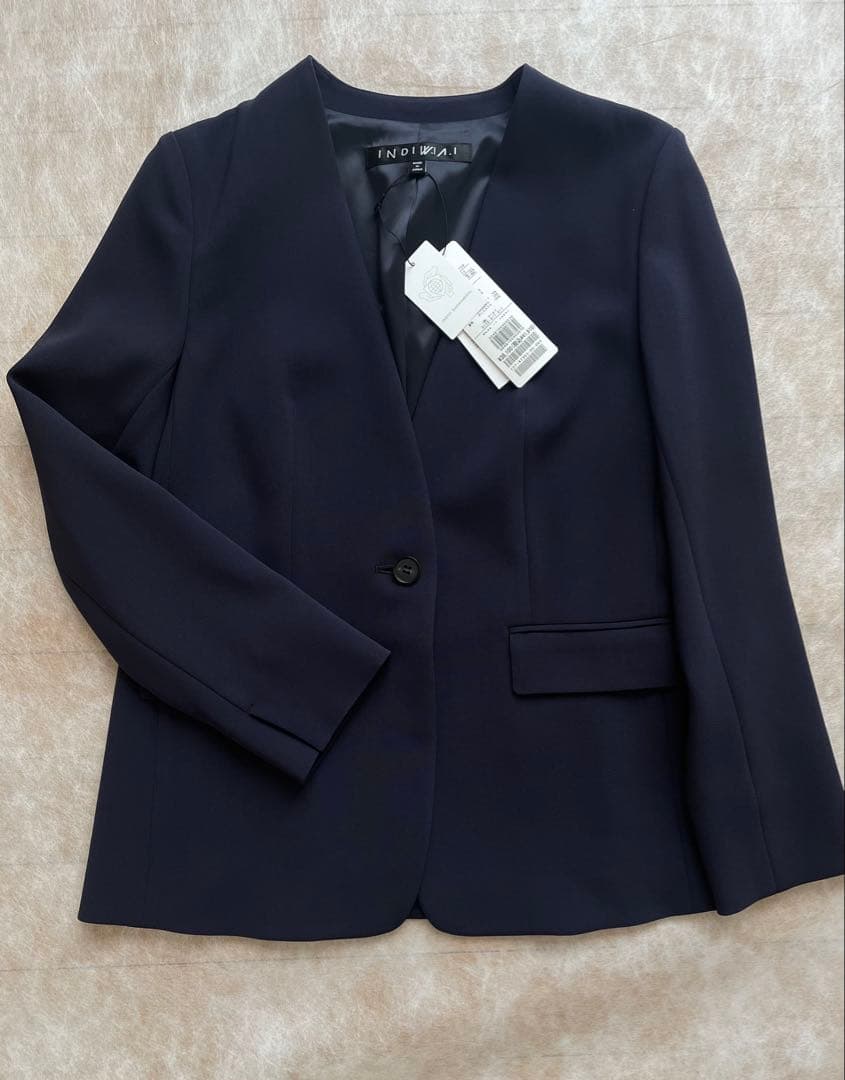 新品　インディヴィ V.A.I ノーカラーJKスーツ　ネイビー　05（XS）