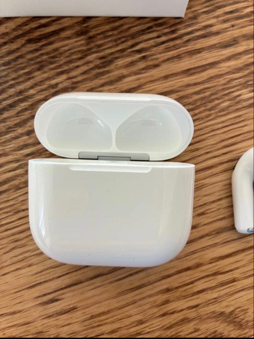 正規品！AirPods4 本体 ホワイト　ノイズキャンセリングなし