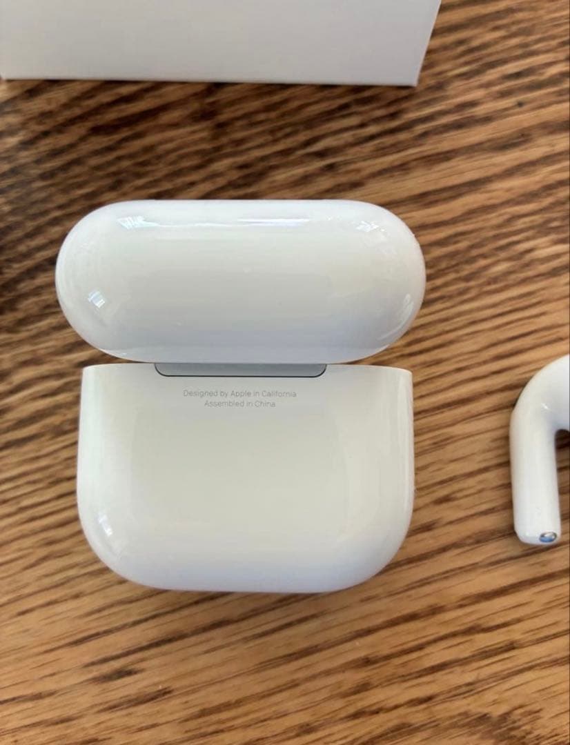 正規品！AirPods4 本体 ホワイト　ノイズキャンセリングなし