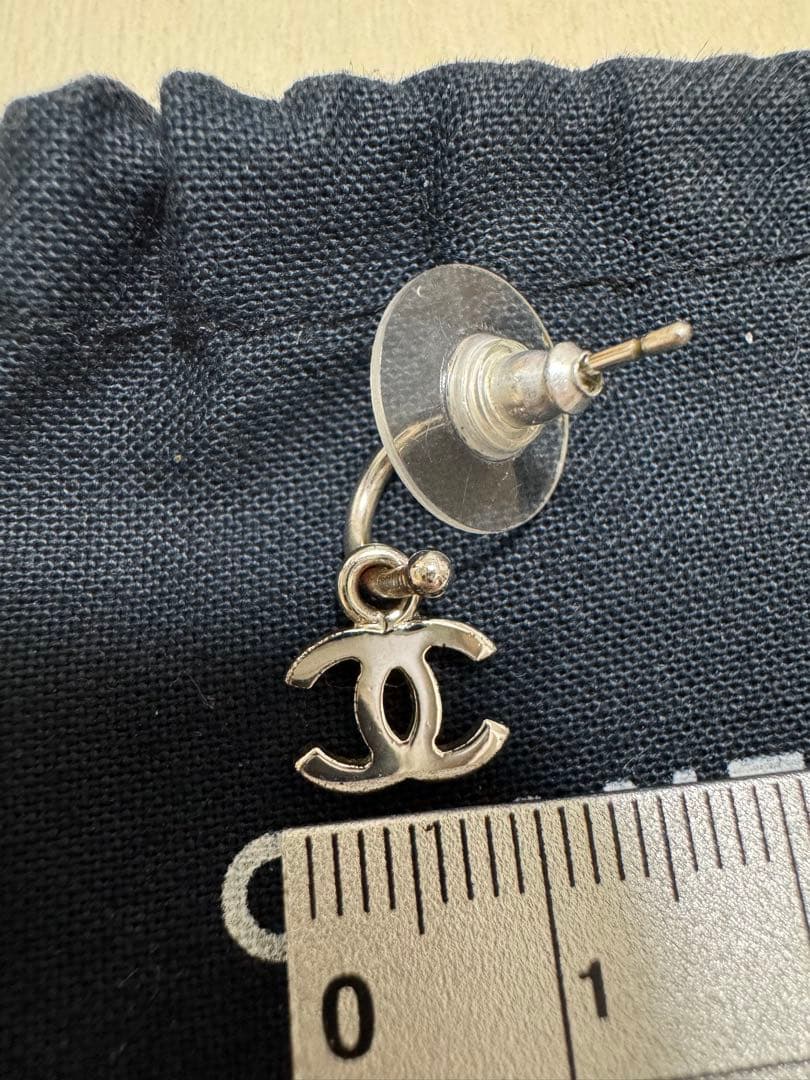 CHANEL シルバー ロゴチャーム ピアス