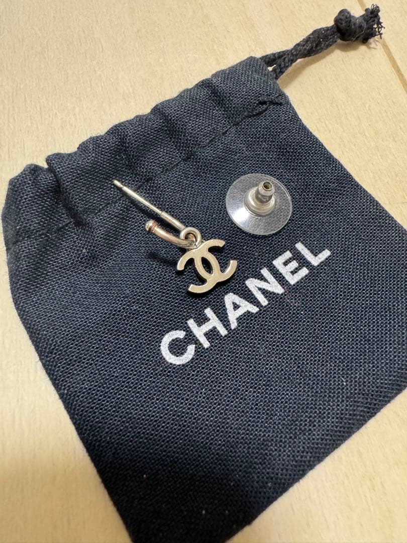 CHANEL シルバー ロゴチャーム ピアス