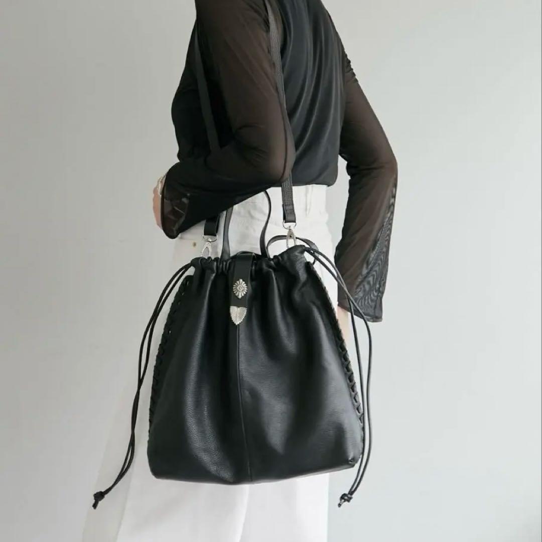 ear PAPILLONNER バックル巾着ショルダーバッグ　Lサイズ 黒