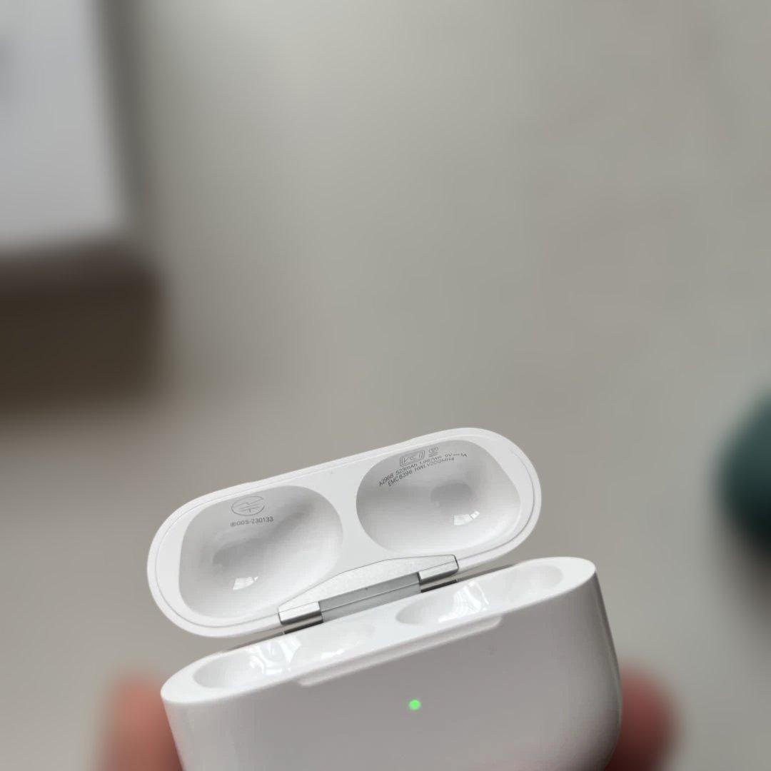 AirPods Pro（第2世代）USB-C充電タイプ＋カラビナ付きケース