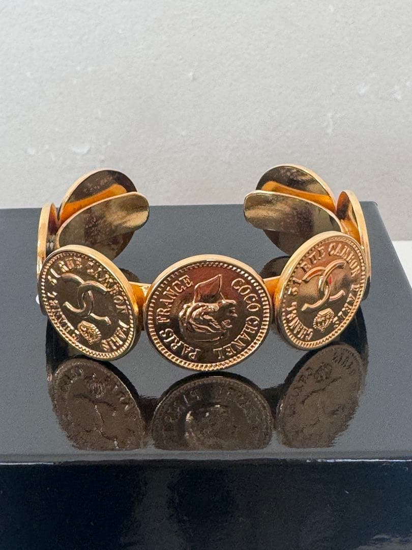 CHANEL デザイン バングル