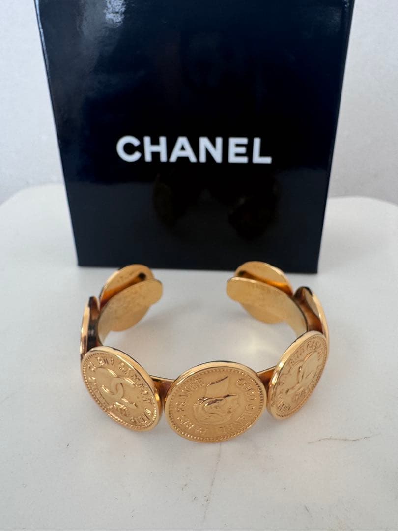 CHANEL デザイン バングル