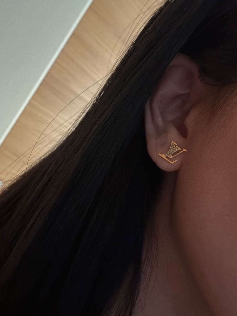 K18 0.05ct ダイアモンドLouis Vuitton ロゴピアス