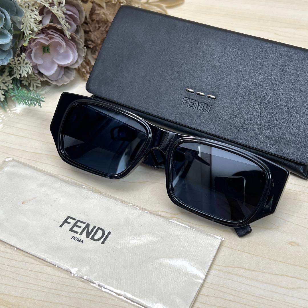 FENDI フェンディ サングラス スクエアフレーム ブラック ケース クロス付