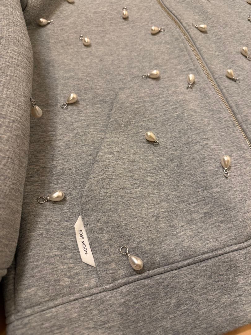 Jose Mooジョゼムーン パールビーズ付きパーカー グレー