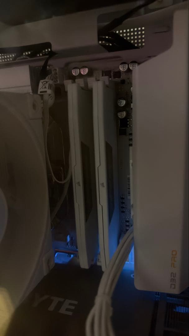 CORSAIR DDR5 64GB 5200MHのうちの1枚32GB