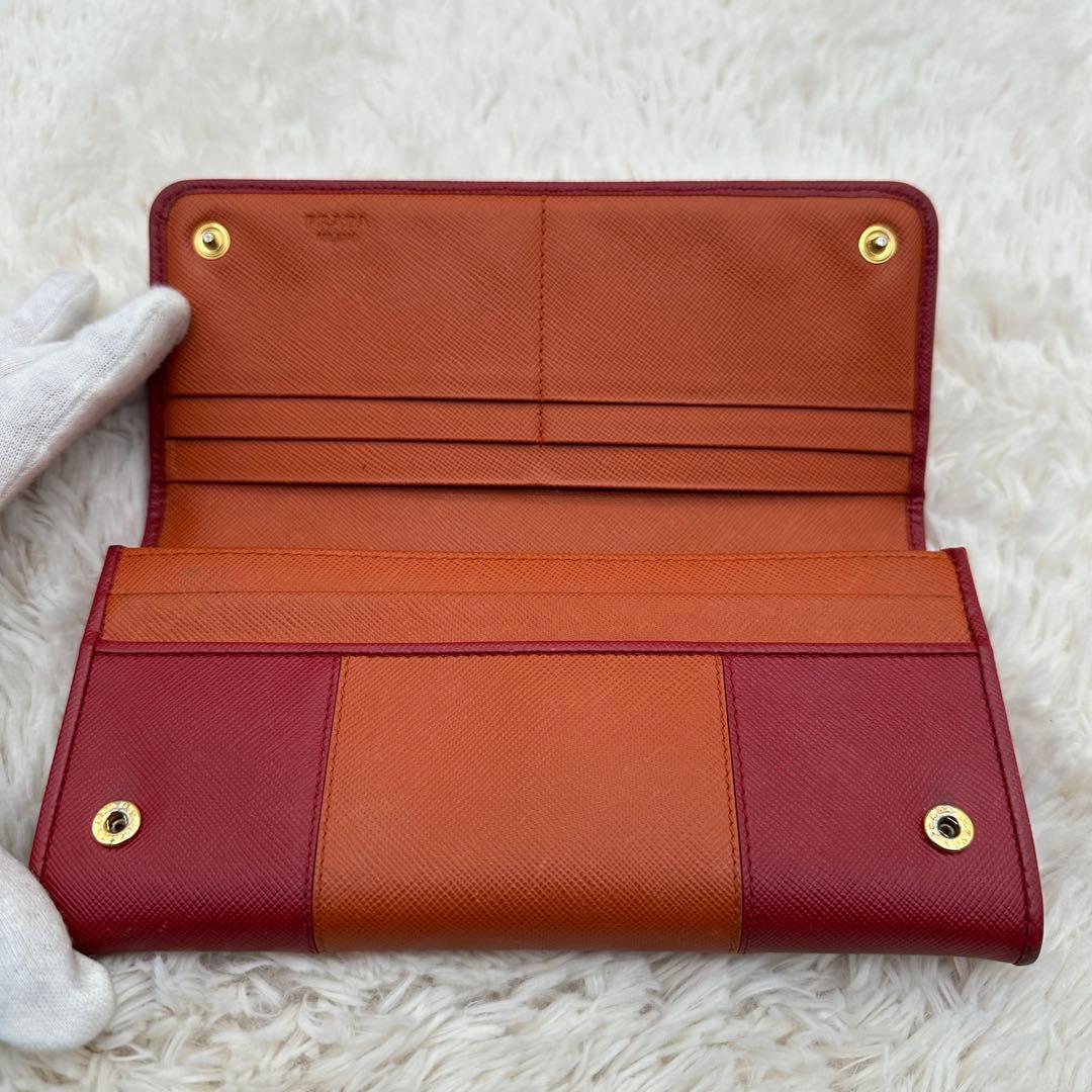✨美品✨プラダ　長財布　メタルロゴ　バイカラー　サフィアーノレザー　赤　オレンジ
