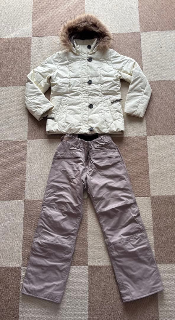スノーウィ　PHENIXホワイトジャケットとライトページュのパンツセット