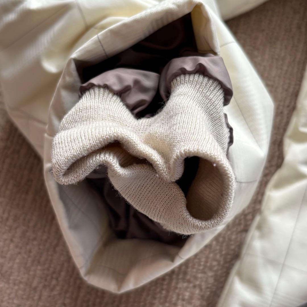 スノーウィ　PHENIXホワイトジャケットとライトページュのパンツセット