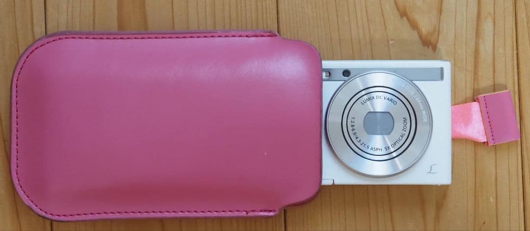 パナソニックのコンパクトデジカメ　LUMIX DMC-XS1