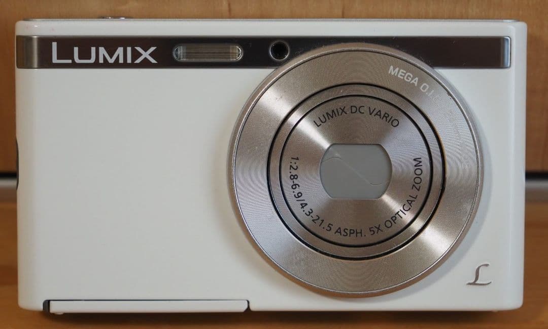 パナソニックのコンパクトデジカメ　LUMIX DMC-XS1
