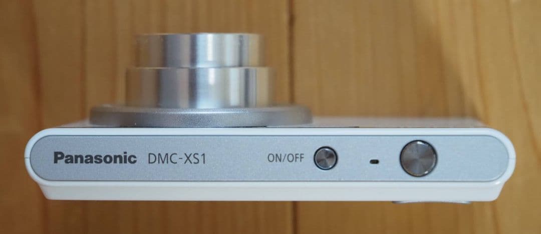パナソニックのコンパクトデジカメ　LUMIX DMC-XS1