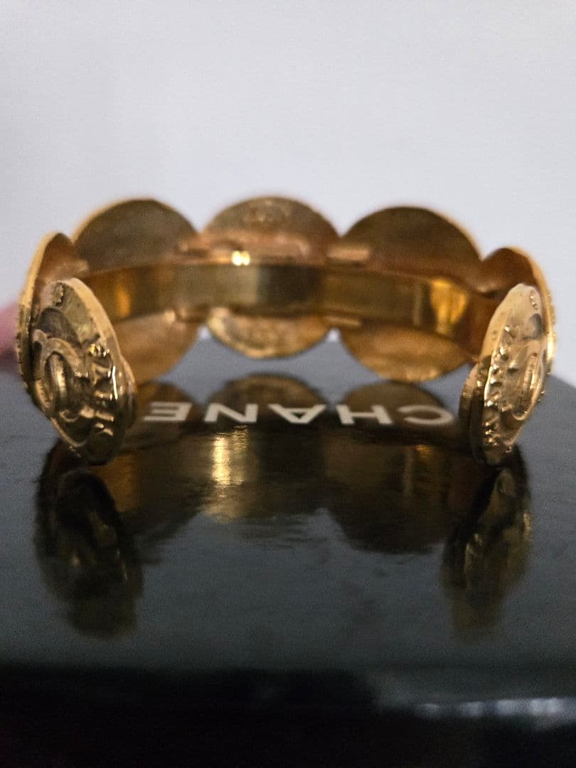 CHANEL ゴールドバングル ロゴデザイン　ヴィンテージ